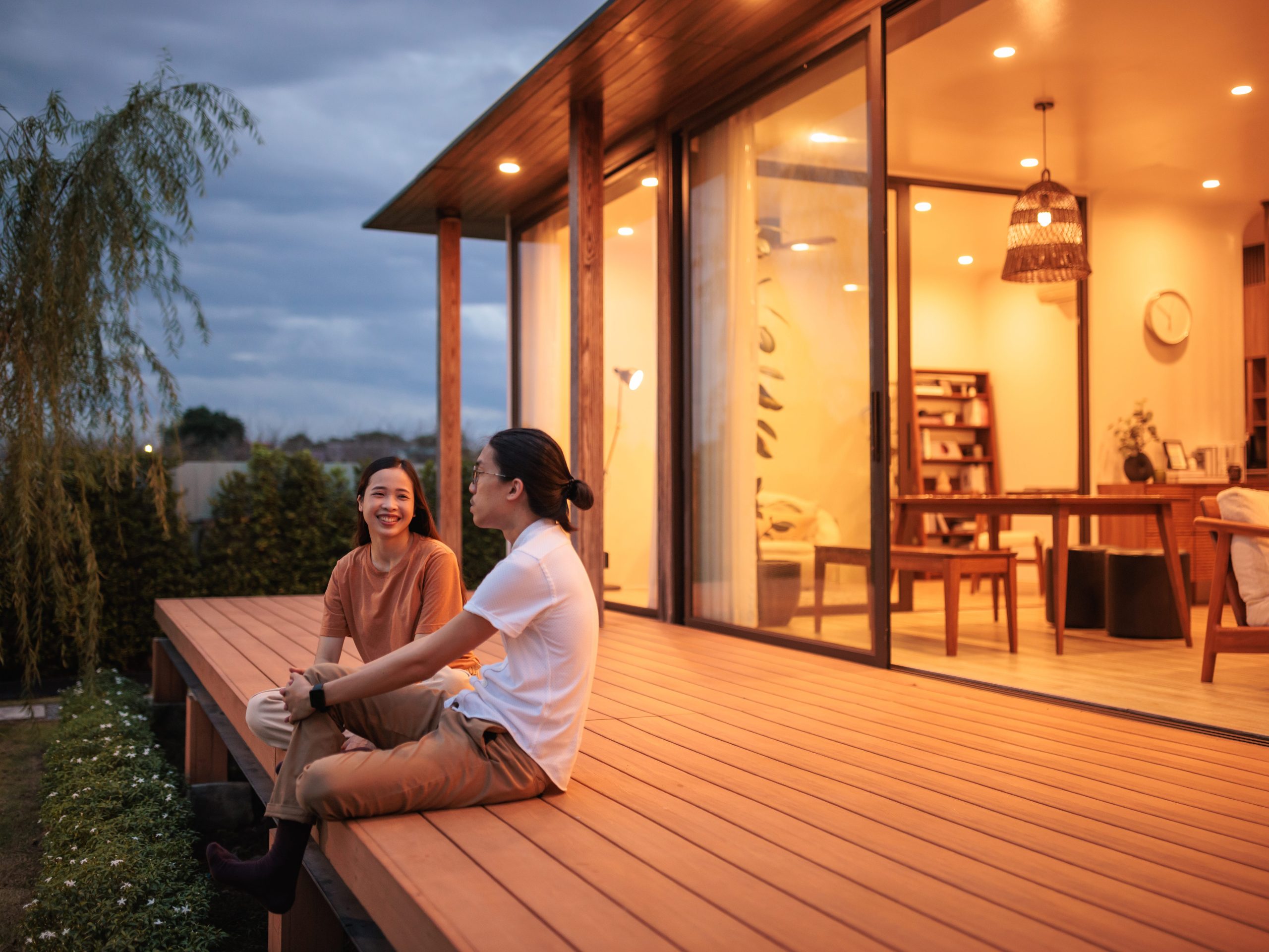 rumah-yang-baru-dibangun-memiliki-satu-fitur-yang-memikat-pembeli:-ruang-tamu-luar-ruangan