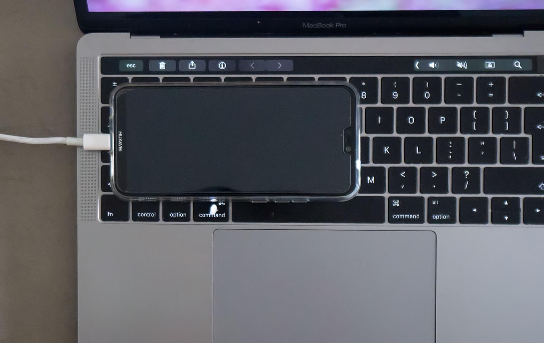 mengisi-daya-iphone-dengan-charger-macbook:-nyaman,-tapi-apa-aman?