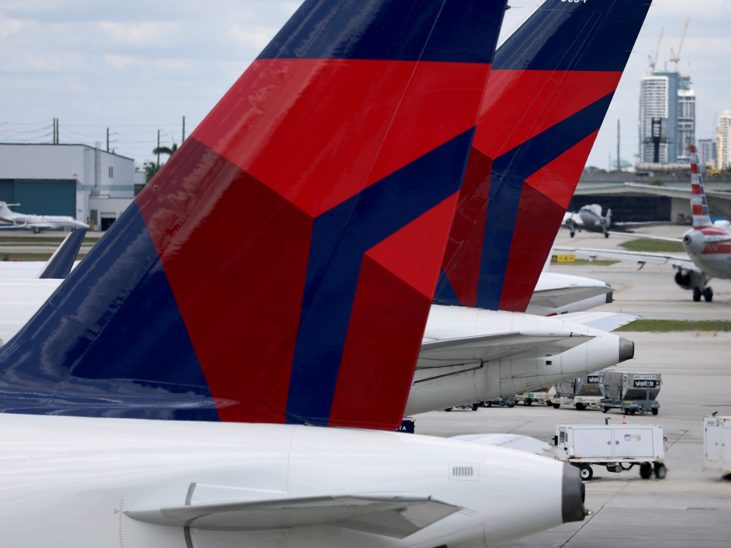 delta-mencapai-rekor-keuntungan-dan-saham-maskapai-memantul-sebagai-ekonomi-perdagangan-penumpang-untuk-mewah