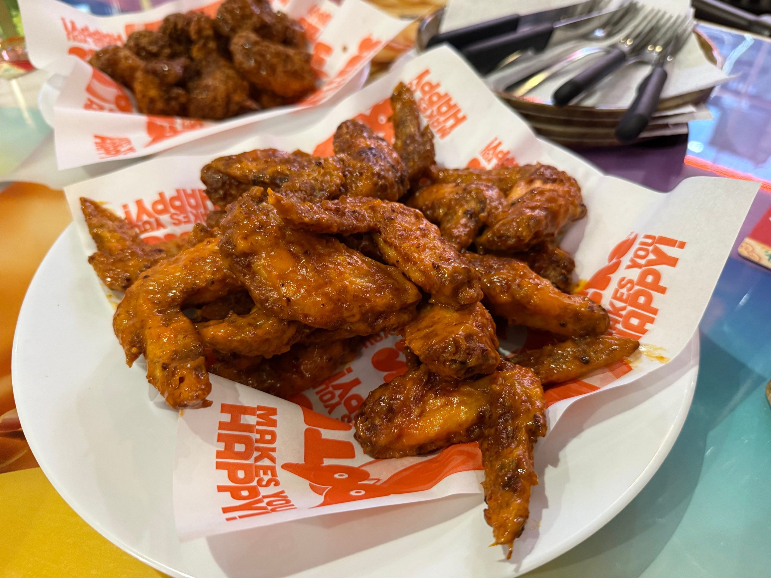 saya-pergi-ke-hooters-di-inggris-birnya-dingin-dan-sayapnya-renyah,-tetapi-saya-bingung-dengan-getaran-ramah-keluarga.