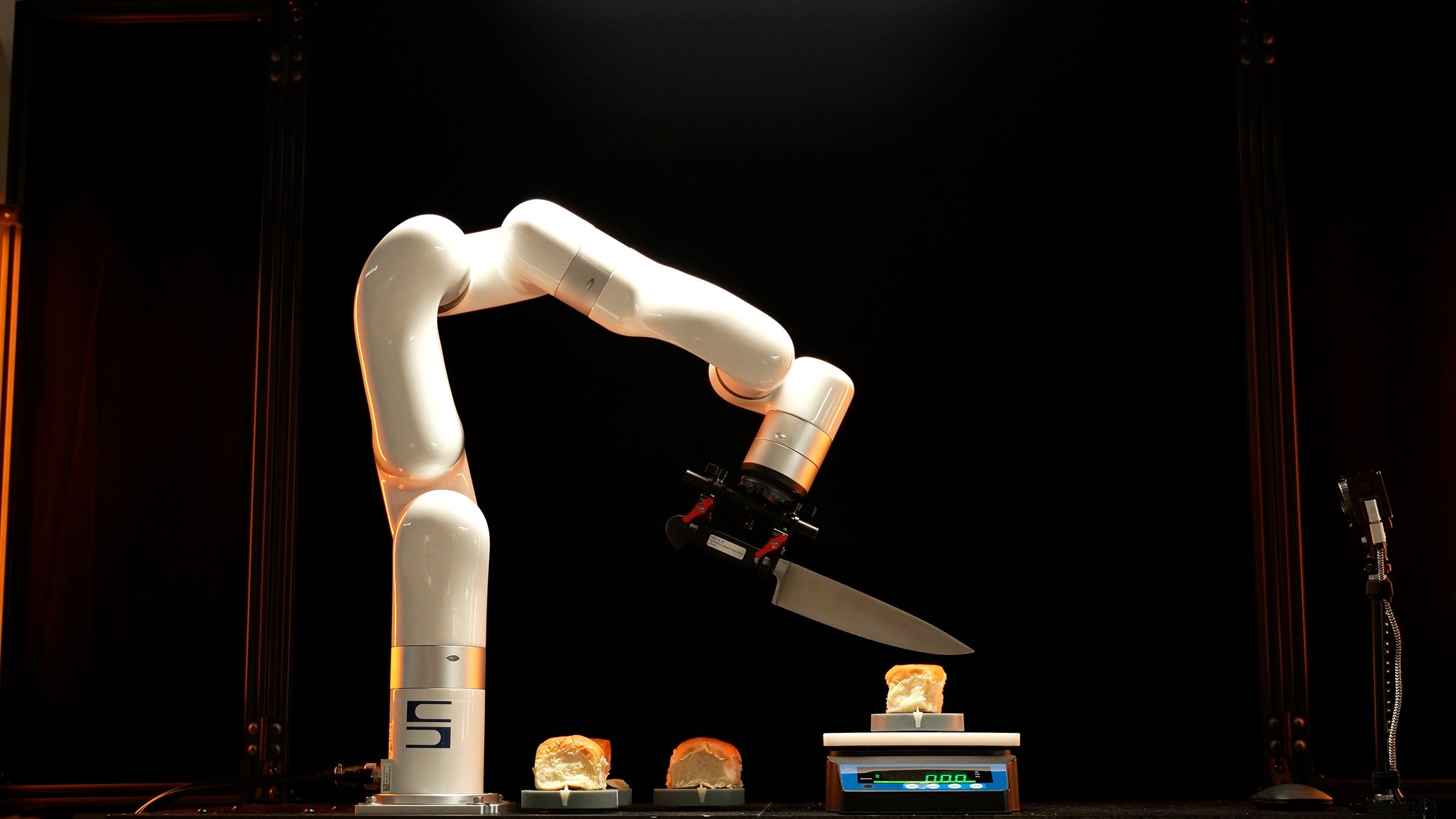 orang-ini-menempel-21-pisau-koki-ke-lengan-robot-mengiris-untuk-menentukan-mana-yang-terbaik