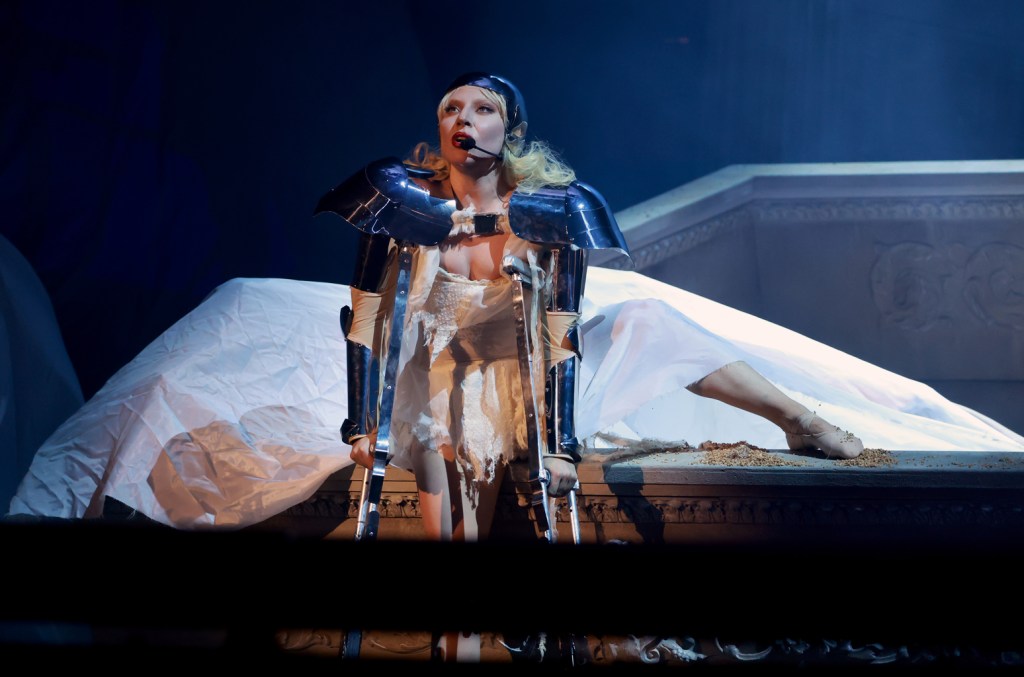 lady-gaga-memulai-bola-mayhem:-lihat-setiap-lagu-di-setlist-malam-pembukaan