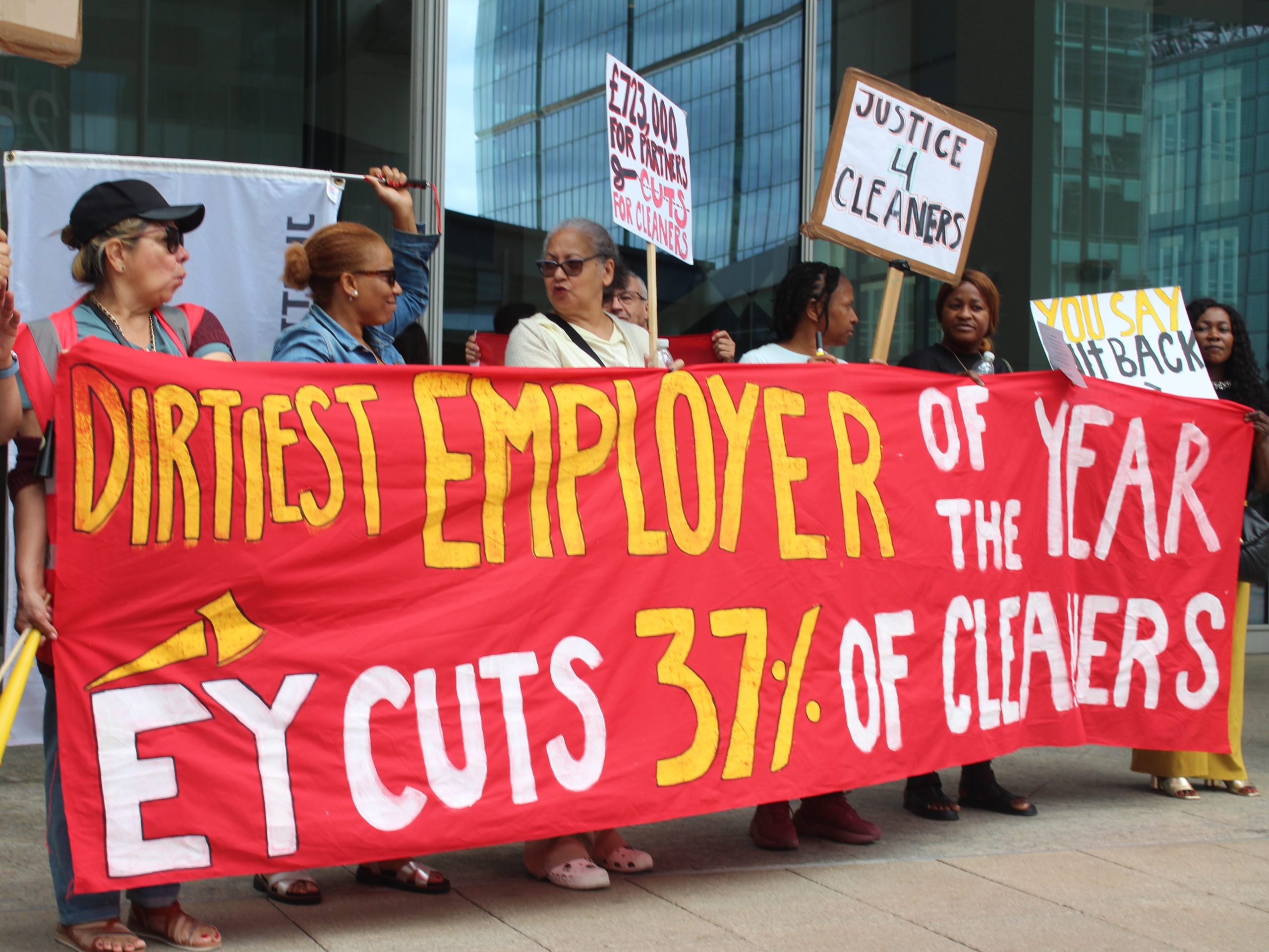 ey’s-london-cleaners-sedang-memilih-kantornya-setelah-lebih-dari-sepertiga-diberitahu-pekerjaan-mereka-bisa-dipotong