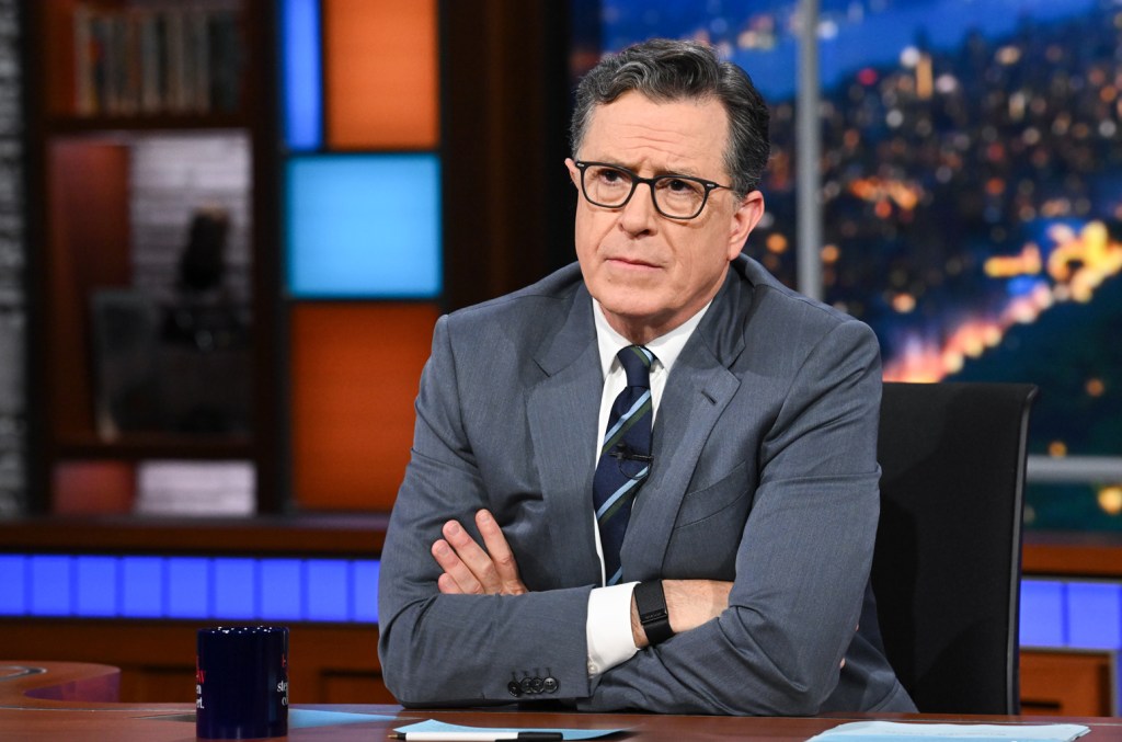 pembatalan-‘the-late-show’-stephen-colbert:-rachel-zegler,-questlove-&-lainnya-musisi-bereaksi
