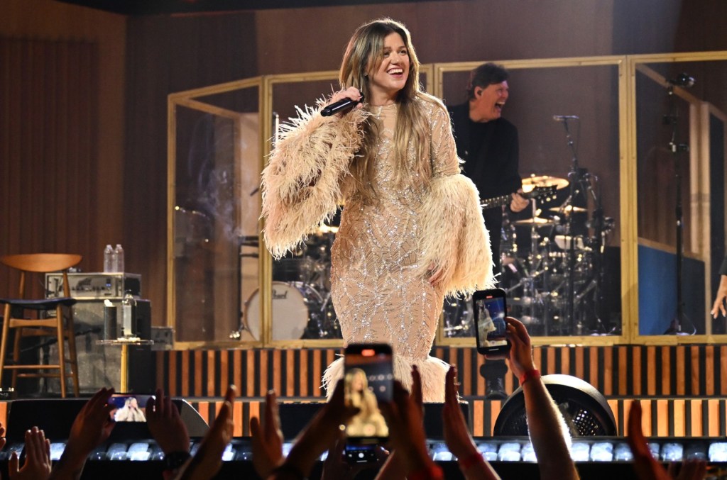 kelly-clarkson-duets-with-daughter-river-rose-on-‘heartbeat-song’-selama-vegas-residency-show