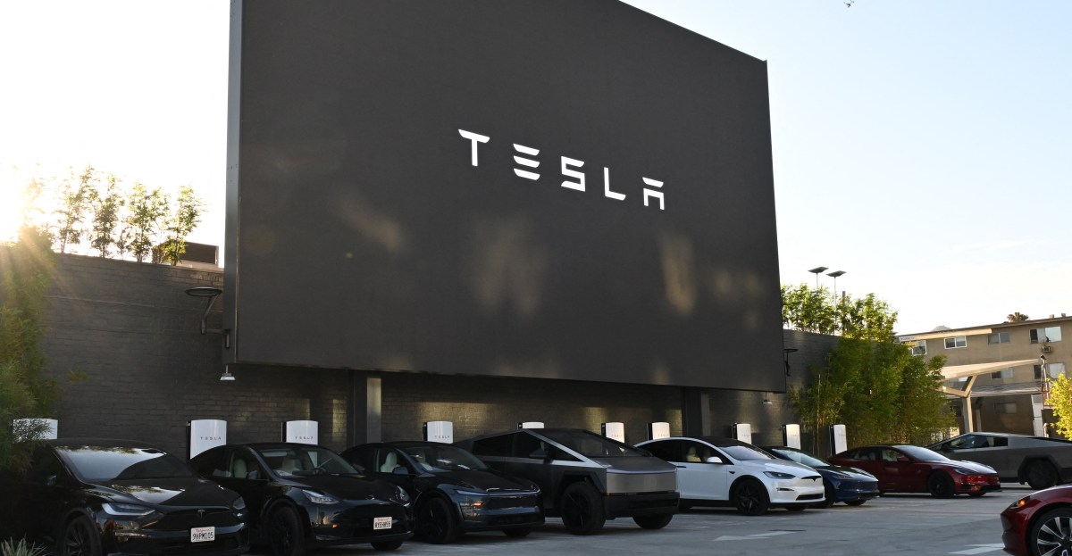 diner-retro-dan-lokasi-pengisian-tesla-yang-lama-tertunda-akhirnya-dibuka