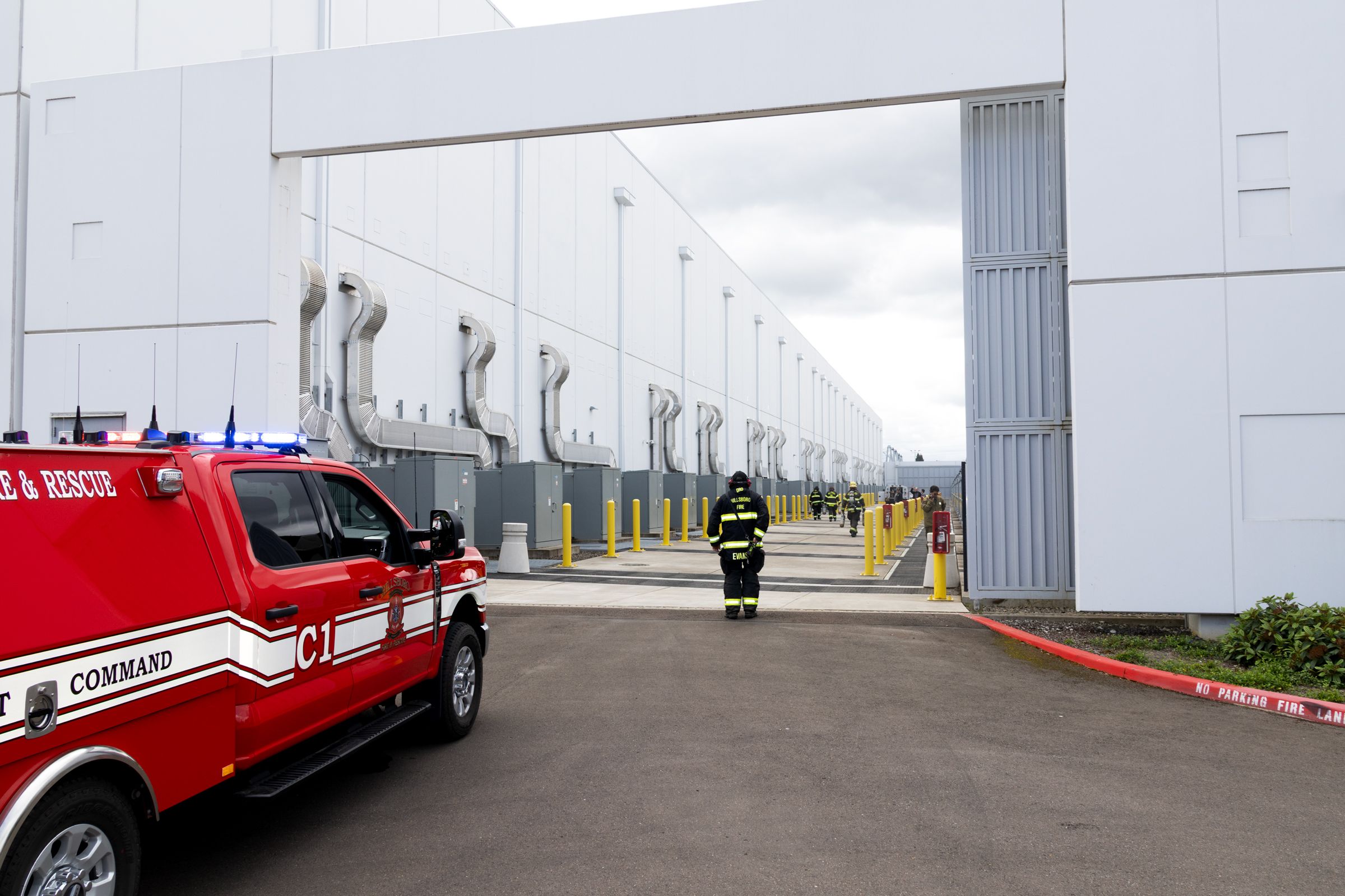 x-data-center-fire-di-oregon-dimulai-di-dalam-kabinet-listrik,-kata-pihak-berwenang