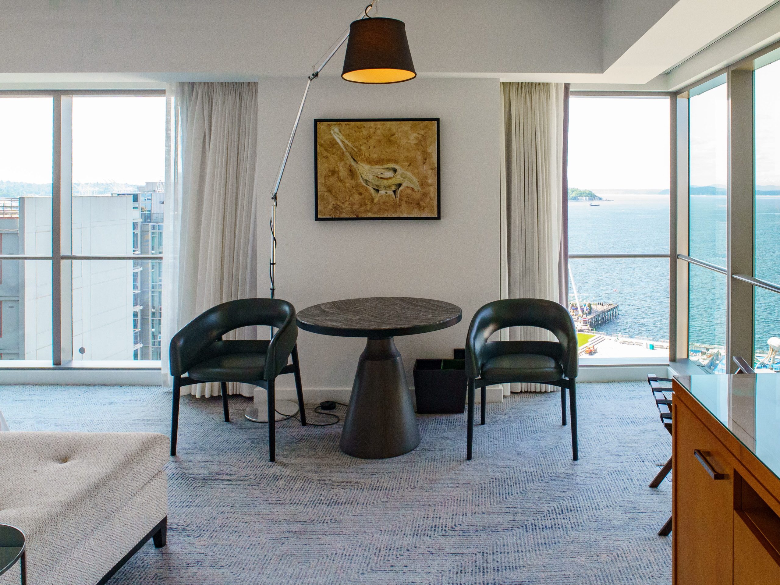 saya-tinggal-di-empat-musim-bintang-5-di-seattle-kamar-saya-$-1000-per-malam-memiliki-pemandangan-terbaik-di-kota.