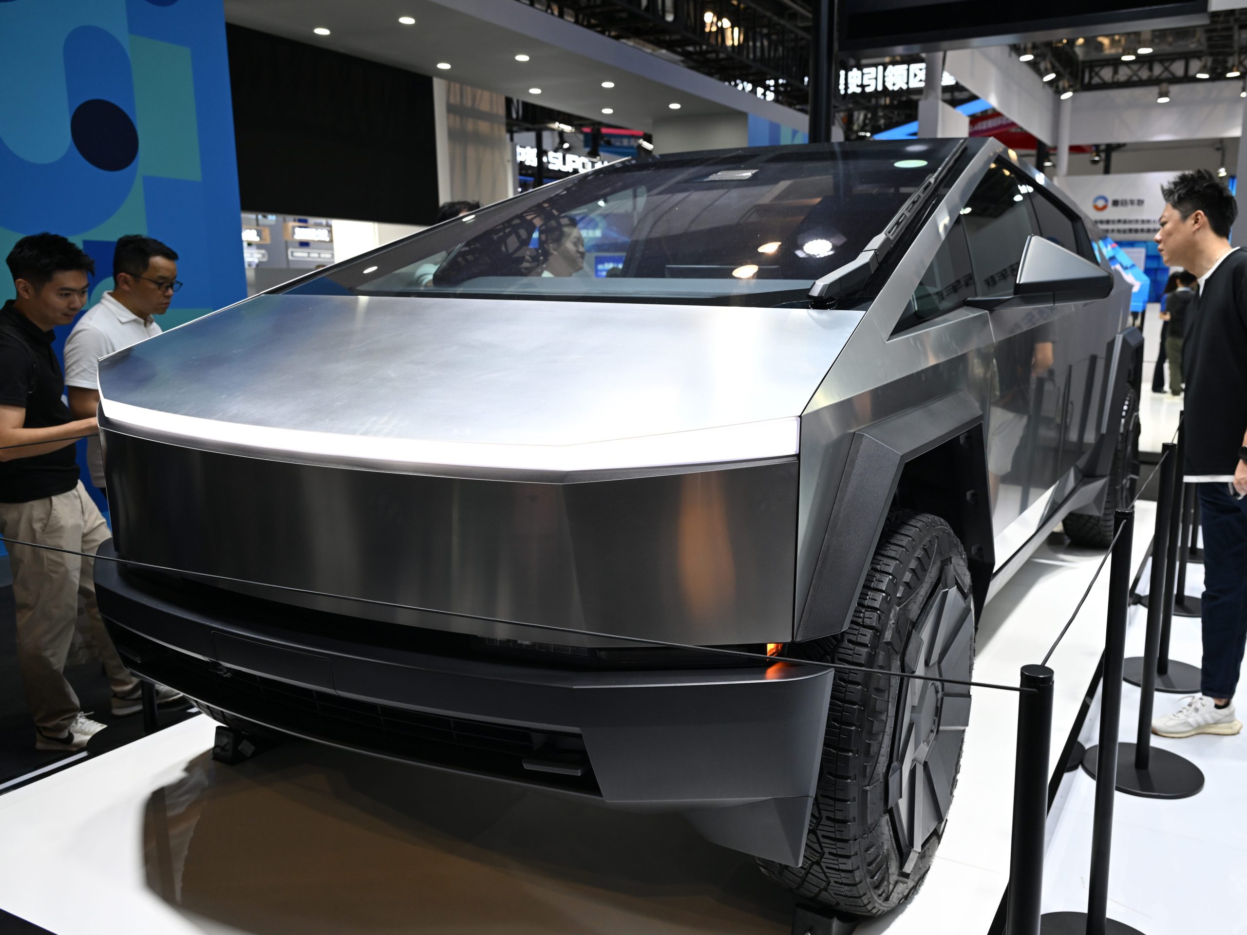 tesla-telah-membahas-membangun-versi-yang-lebih-kecil-dari-cybertruck,-kata-vp-tekniknya