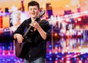 Gitaris Silas Luke Jones menerima tepuk tangan meriah dari juri ‘agt’ untuk sampul ‘misirlou’