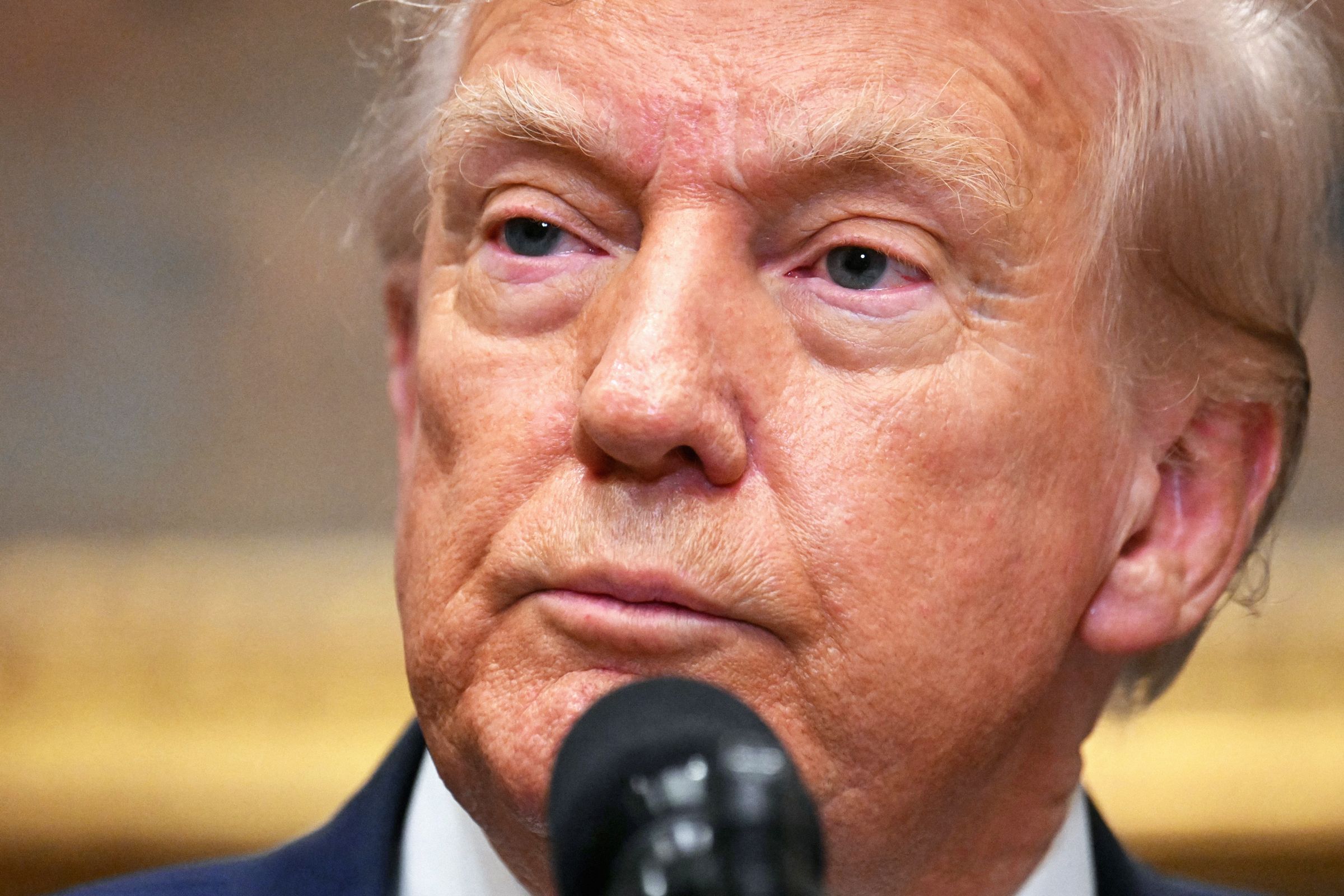 trump-mengakhiri-pembebasan-tarif-untuk-paket-kecil