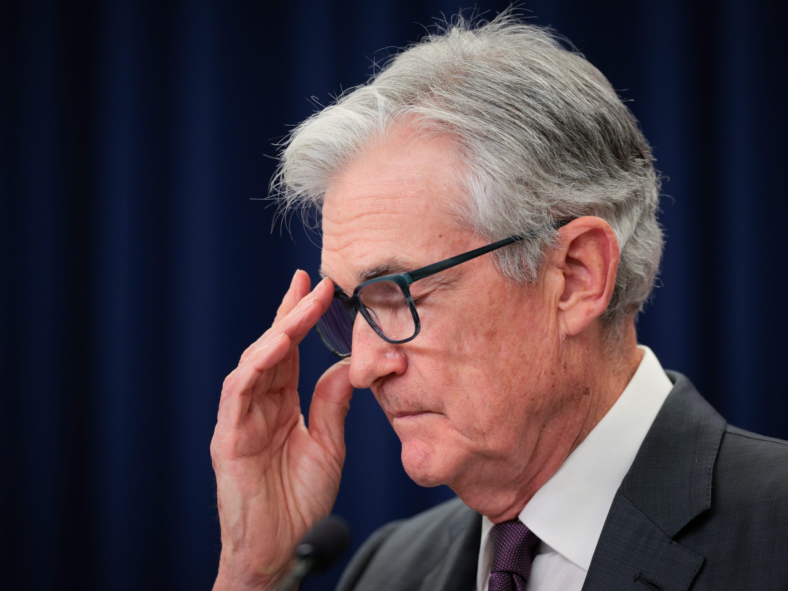 trump-mengatakan-powell-adalah-‘orang-bodoh’-dan-menyerukan-kepada-dewan-untuk-‘mengambil-kendali’-dari-fed,-segera-setelah-itu-tetap-stabil-lagi