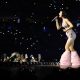 kipas-katy-perry-pun-runtuh-di-atas-panggung-selama-lifetimes-tour-stop-di-detroit