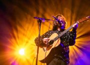 Conor Oberst mata cerah menghadiri konsernya yang mirip di Nebraska