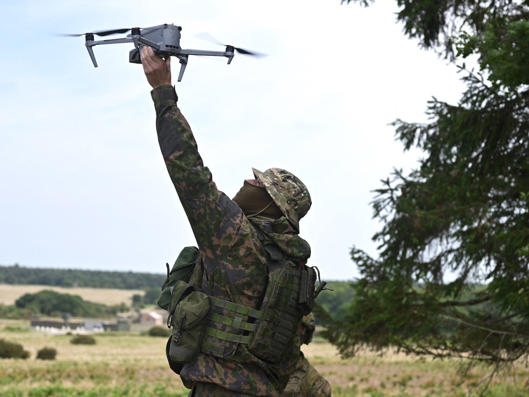 tentara-ukraina-sedang-dilatih-untuk-drone-yang-menjatuhkan-bom-&-mdash;-dengan-balon-air