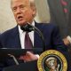 trump-mengancam-tarif-100-persen-pada-chip-komputer-dengan-celah-raksasa