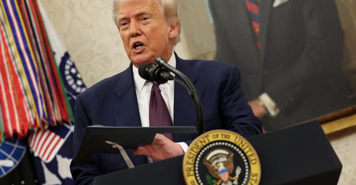 trump-mengancam-tarif-100-persen-pada-chip-komputer-dengan-celah-raksasa