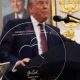 apple-membuat-patung-emas-dan-kaca-24k-untuk-donald-trump