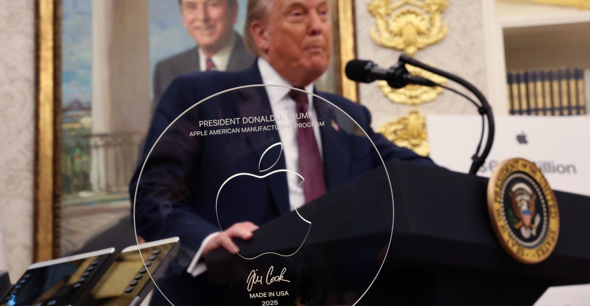 apple-membuat-patung-emas-dan-kaca-24k-untuk-donald-trump