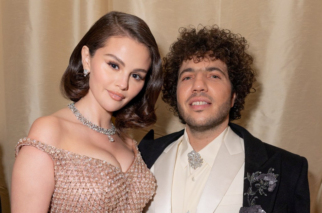 selena-gomez-merefleksikan-kesehatan-mental,-bertemu-benny-blanco-dalam-wawancara-‘therapuss’