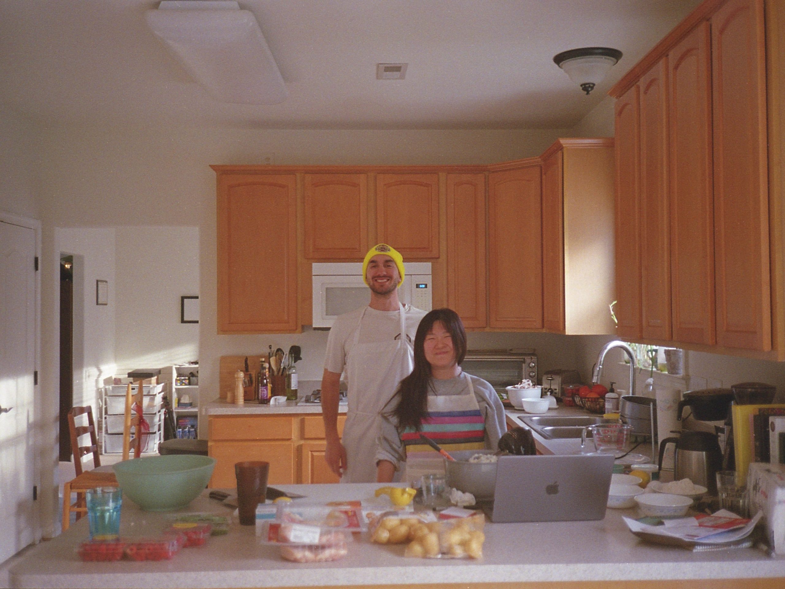 saya-tinggal-dengan-pasangan-dan-2-teman-sekamar-saya-kami-hidup-seperti-keluarga,-tetapi-dengan-teman-teman-kami.