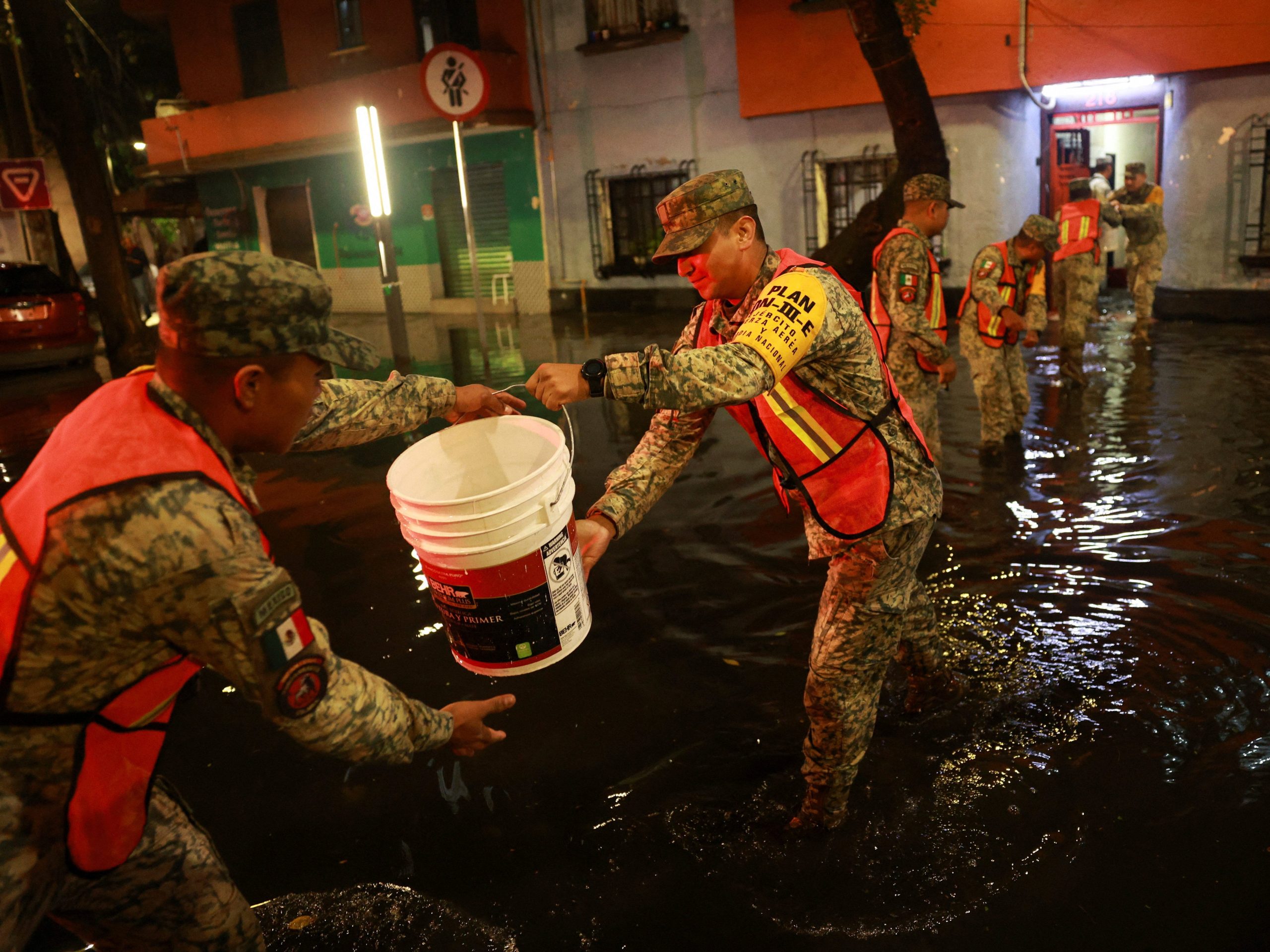 bandara-mexico-city-membanjiri,-memaksa-penerbangan-ke-mana-mana-dan-pengalihan-seperti-pendaratan-800-mil-jauhnya