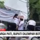 video:-temui-ribuan-warga-pati-saat-demo,-bupati-sadewo-dilempar-botol