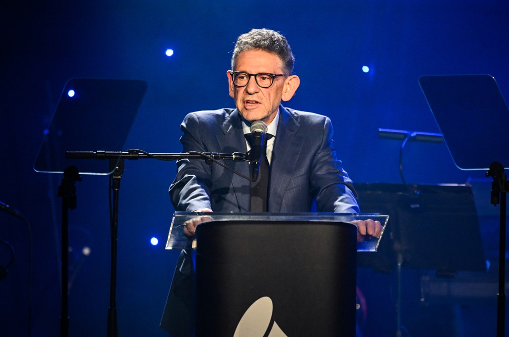ceo-umg-lucian-grainge-menyentuh-kembali-permintaan-drake-untuk-emailnya:-‘lucu’-dan-‘konyol’