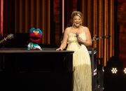 Elmo membuat debut Grand Ole Opry -nya, dengan bantuan dari Lauren Alaina: ‘Kamu suka dasi bolo Elmo?’