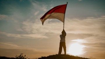 bendera-terbalik-saat-dibentangkan-di-mamasa,-panpel-hut-ri-minta-maaf