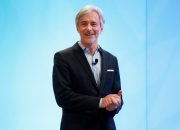Mantan CEO Waymo tidak terkesan dengan Robotaxi Tesla