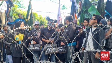 demo-tolak-kenaikan-pbb,-massa-jebol-pintu-pagar-kantor-bupati-bone