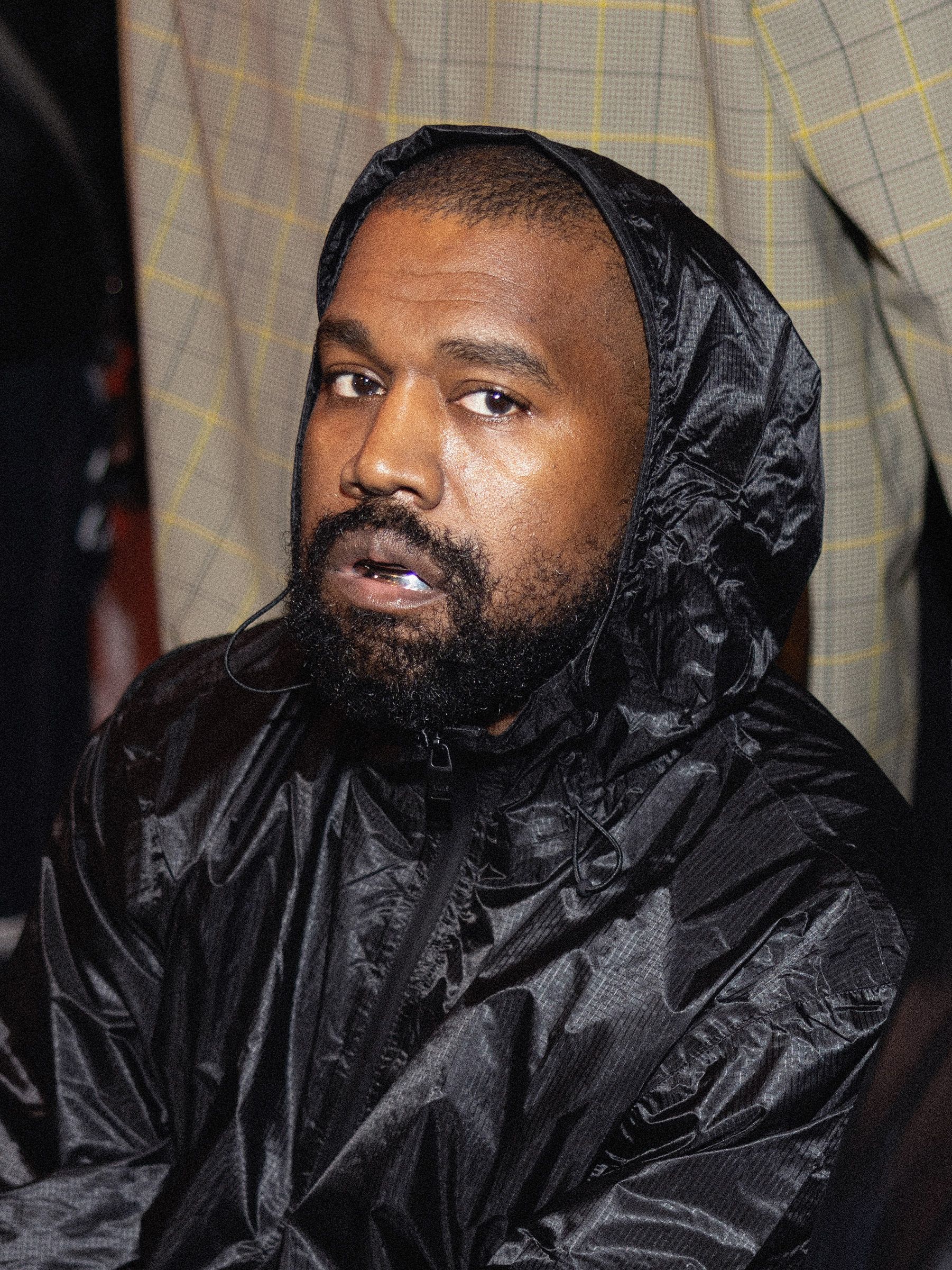 kanye-west-mengatakan-mangsa-memecoin-pada-penggemar.-‘-kemudian-dia-rupanya-meluncurkan-satu