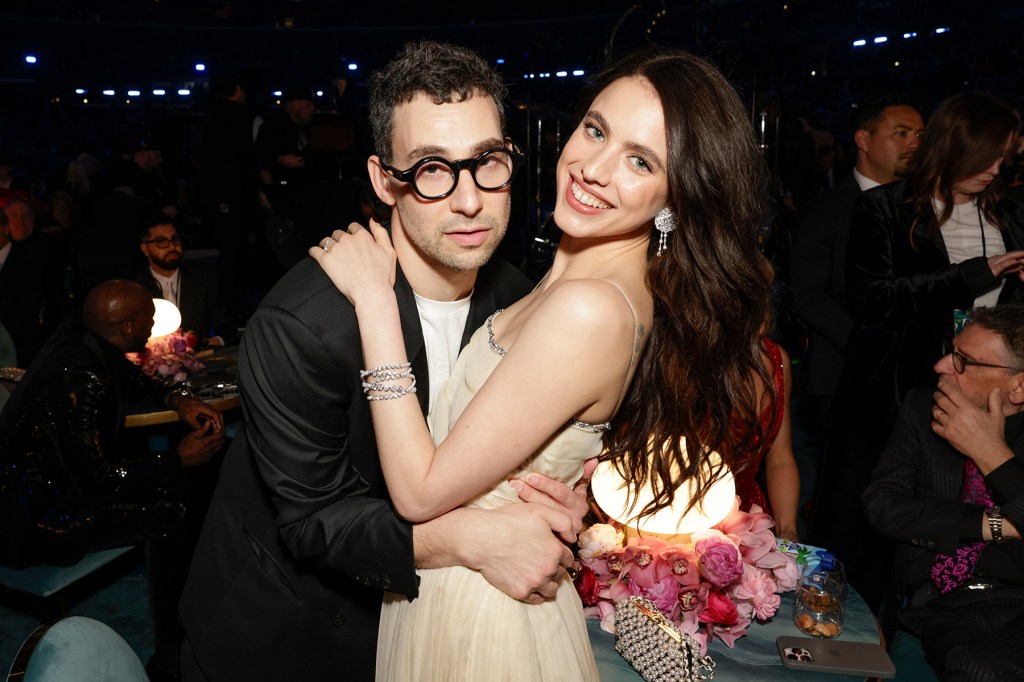 jack-antonoff-merilis-soundtrack-untuk-‘honey-don’t!,’-dibintangi-oleh-istrinya-margaret-qualley