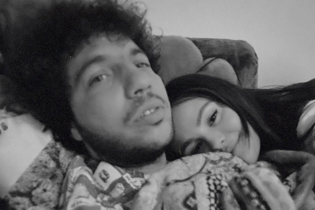 selena-gomez,-benny-blanco-&-the-marias-mencapai-triple-crown-dengan-‘mata-sedih’