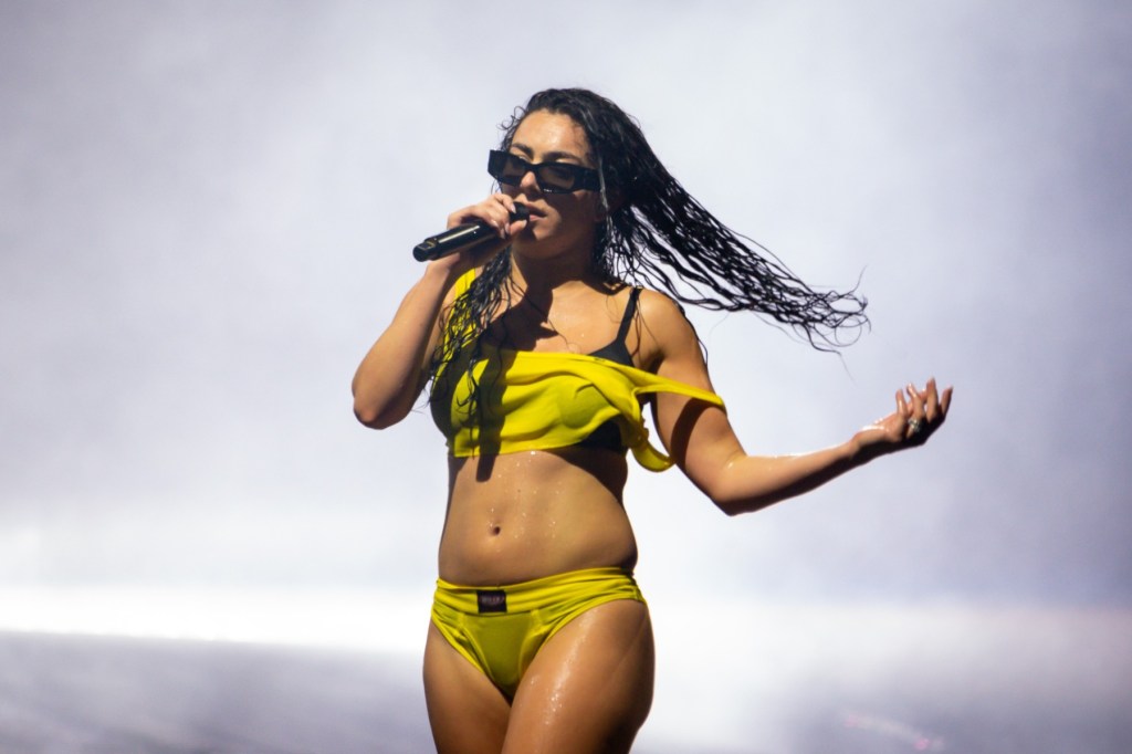 tonton-bintang-charli-xcx-turn-di-trailer-teaser-yang-mencolok-untuk-‘100-nights-of-hero’