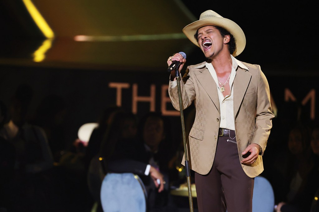bruno-mars-books-rencana-malam-tahun-baru-di-dolby-live-di-park-mgm