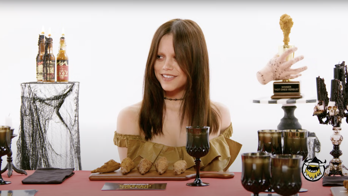 jenna-ortega-mengambil-pemain-hari-rabu-di-hot-ones,-nyaris-tidak-berkeringat