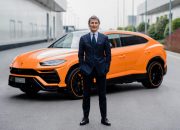 CEO Lamborghini mengatakan konsumen menunda membeli mobil kelas atas karena tarif