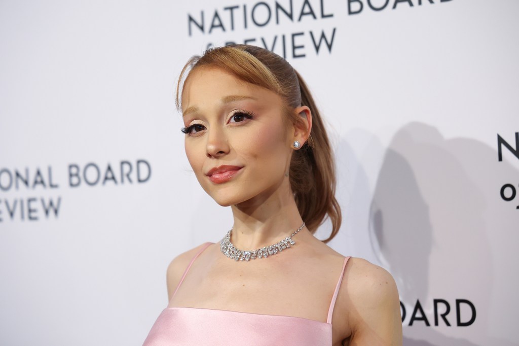 ariana-grande-mengumumkan-tanggal-tur-‘eternal-sunshine’-untuk-tahun-2026:-‘sampai-jumpa-tahun-depan’