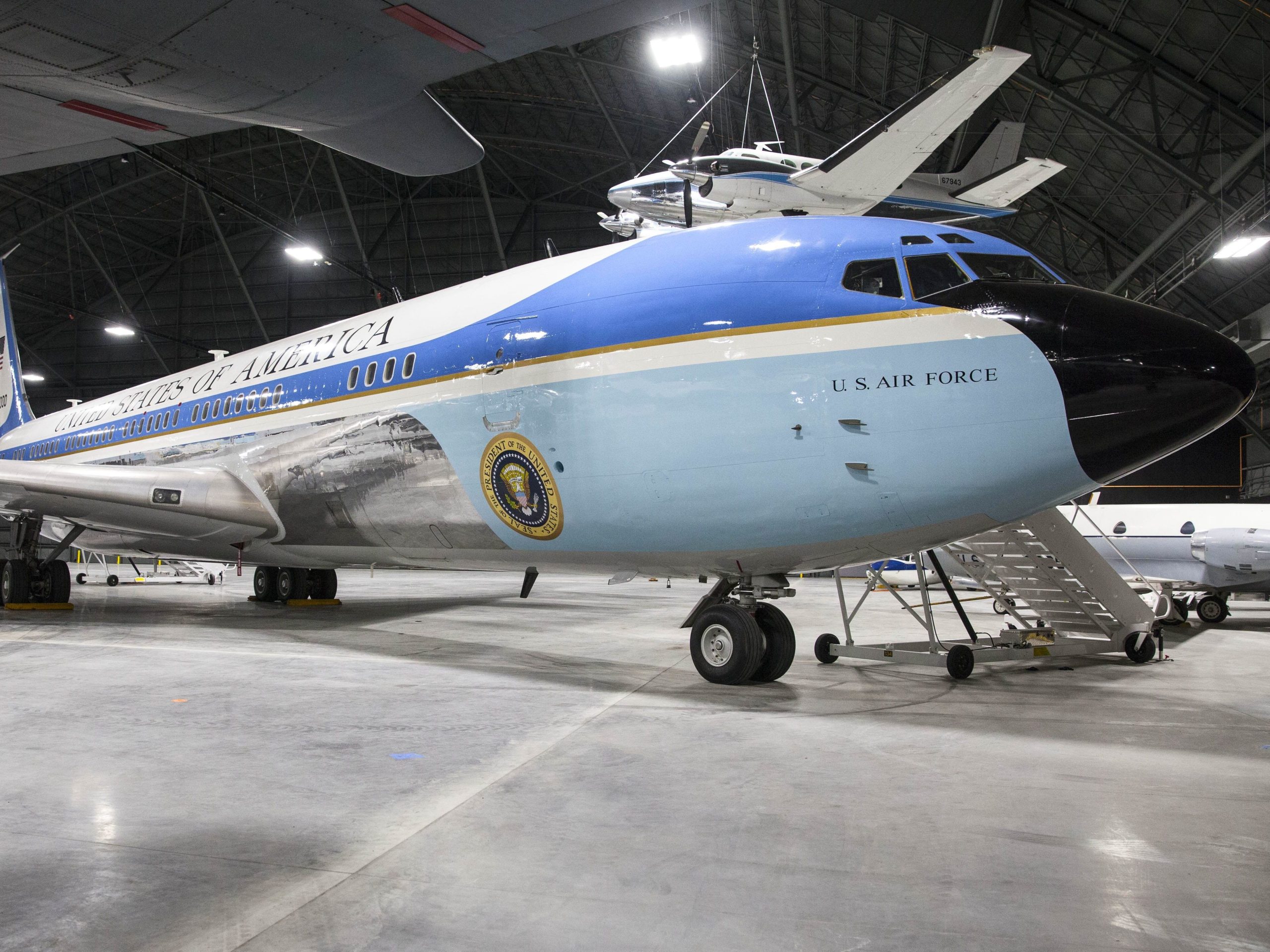 saya-berkeliling-pesawat-angkatan-udara-satu-yang-membawa-8-presiden-dan-membawa-tubuh-jfk-pulang-dari-dallas-lihatlah-ke-dalam.