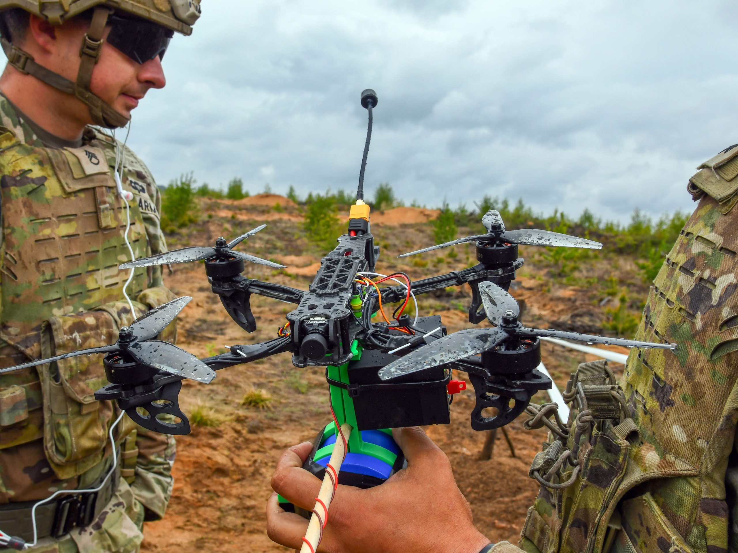 bagaimana-paratroopers-mengatasi-perang-drone-saat-angkatan-darat-as-bertaruh-besar-pada-teknologi