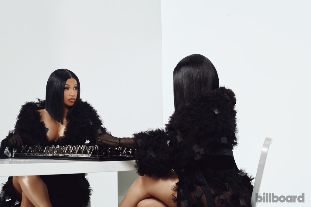 cardi-b:-foto-dari-pemotretan-sampul-papan-iklan