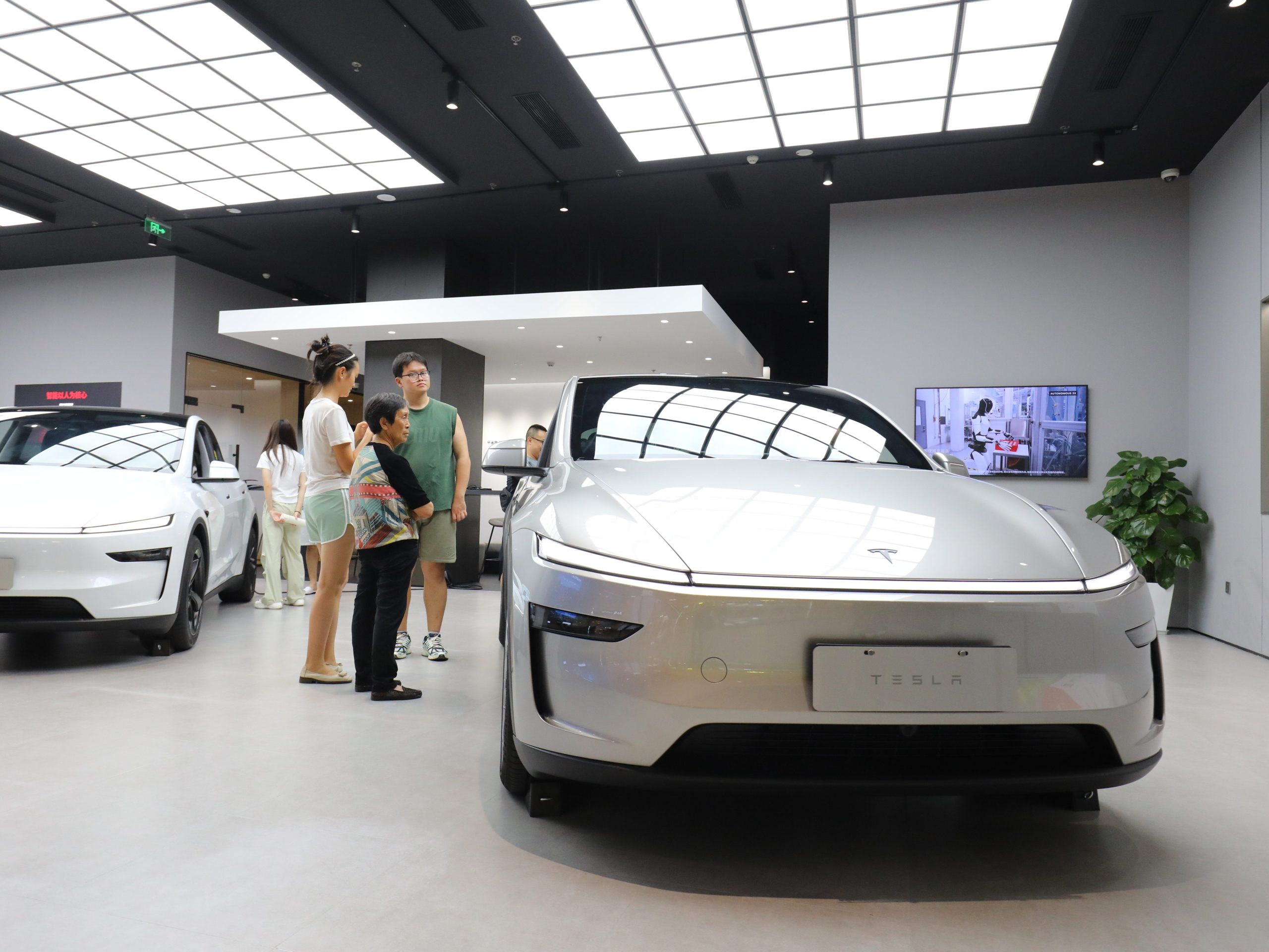 tesla-macet-di-cina-sama-seperti-saingannya-mengambil-kecepatan