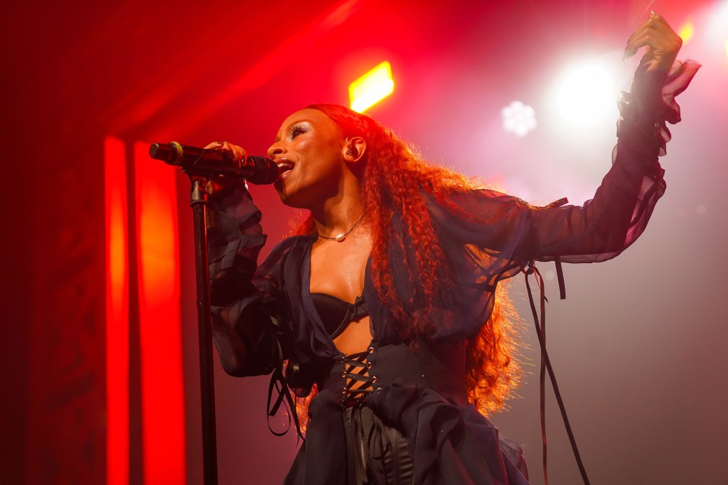 leon-thomas,-gelo-&-ravyn-lenae-tampil-di-konser-langsung-r-&-b/hip-hop-billboard:-foto-terbaik