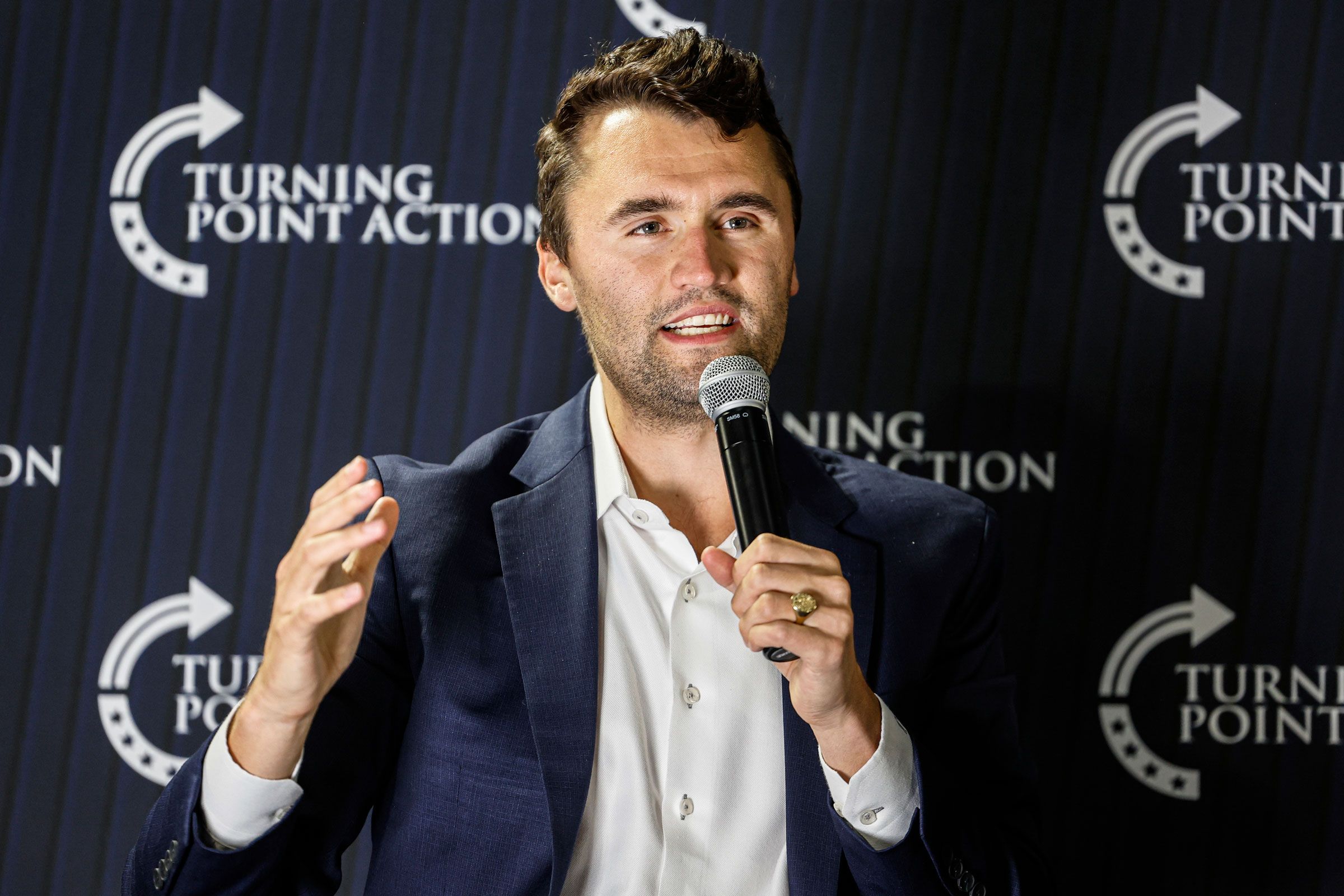 aktivis-sayap-kanan-menargetkan-orang-karena-diduga-merayakan-kematian-charlie-kirk