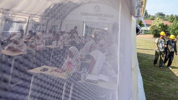 foto:-siswa-smkn-1-cileungsi-belajar-di-tenda-usai-atap-sekolah-ambruk