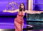Tina Fey khawatir dia ‘akan mendengarnya dari Drake’ setelah lelucon Kendrick Lamar di 2025 Emmy