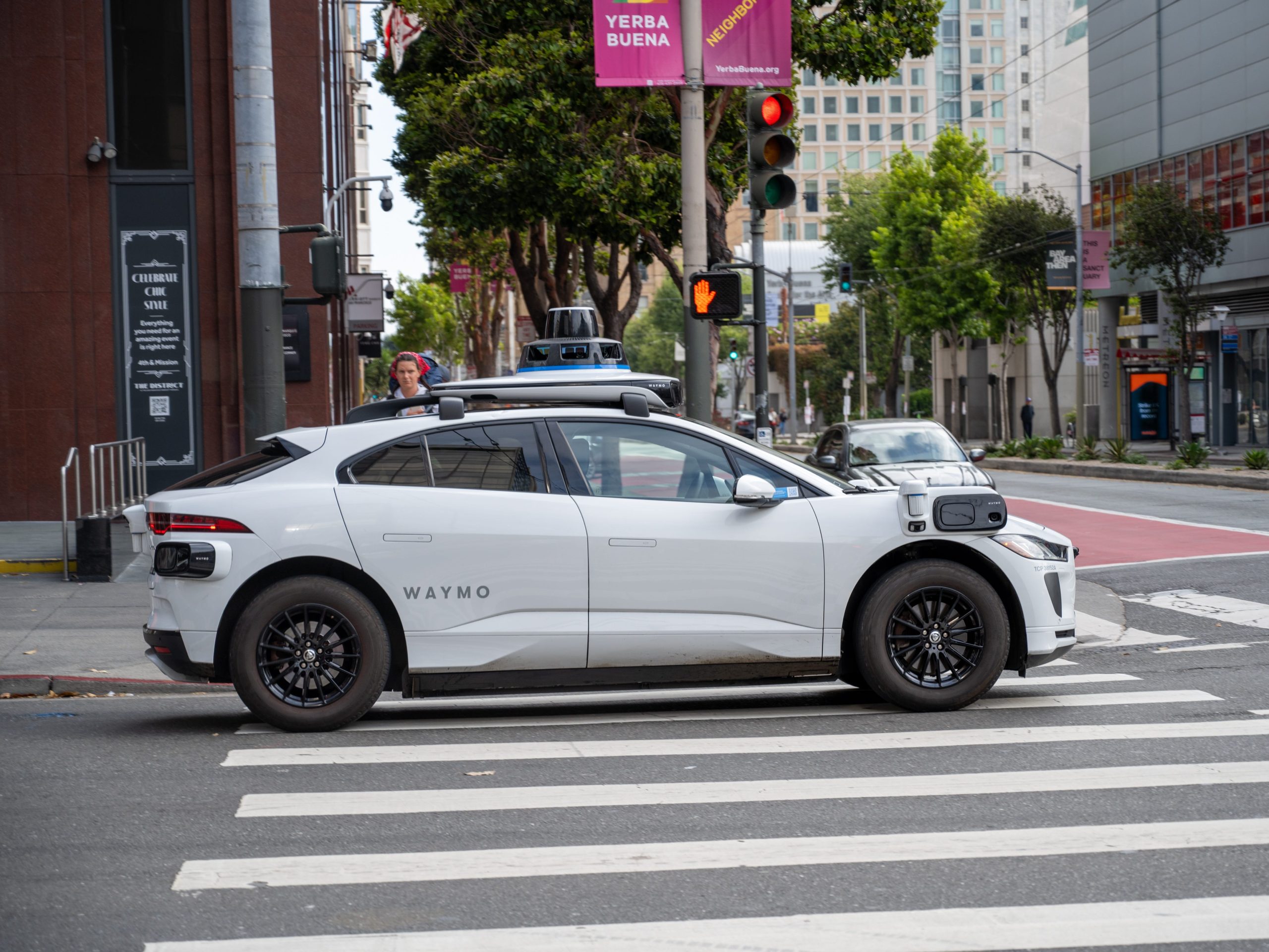 waymo-meluncurkan-robotaxis-dengan-saingan-uber-lyft
