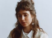 Tanda -tanda Clairo dengan Atlantic Records